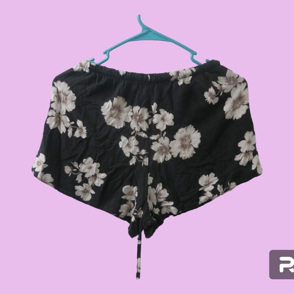Brandy Melville flowy flowing breezy floral flower shorts in black size one size